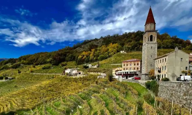 Le colline del Prosecco offrono panorami mozzafiato con vigneti a terrazze, un campanile antico e borghi pittoreschi. Cosa vedere in questo paesaggio incantevole.