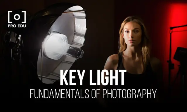 Modelo posa bajo luz de estudio, aprendiendo sobre iluminación clave. Fotos inspiradoras para fotógrafos.