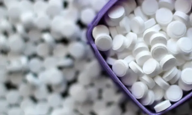 Mnóstwo białych tabletek, w tym w fioletowym pojemniku. To słodzik, który zawiera aspartam.