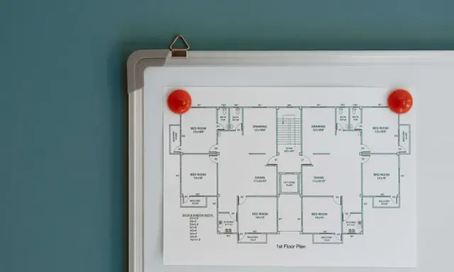 Plano provisional de obra de un edificio de apartamentos, con habitaciones, baños, cocina, comedor, dibujo, escaleras y balcones.