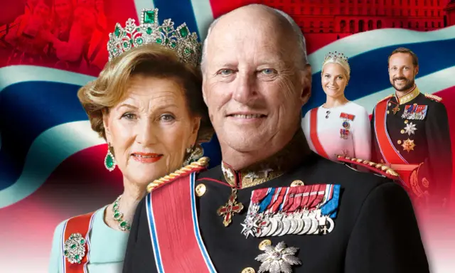 Kung Haralds ålder syns i hans vänliga leende. Han står med drottning Sonja, kronprins Haakon och kronprinsessan Mette-Marit framför norska flaggan och slottet.