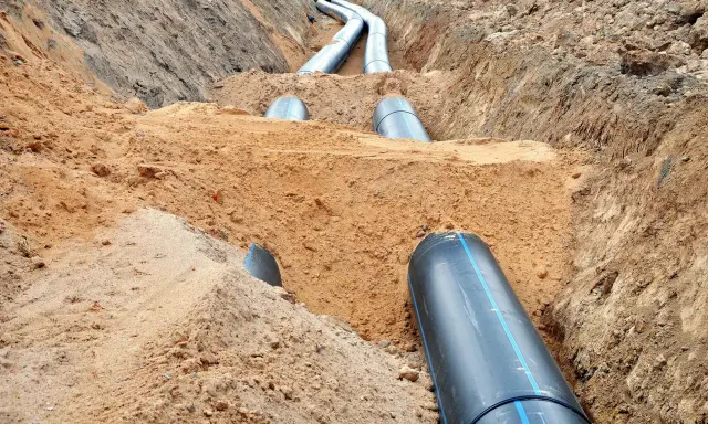 Excavación de una zanja para instalar tubería de gran diámetro.