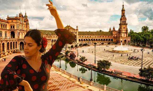 Flamenco-Tänzerin vor der Plaza de España in Sevilla, Spanien. Ein Wasserfall sprudelt im Hintergrund.