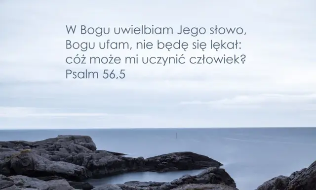 Kamieniste wybrzeże i spokojne morze. Tekst: "W Bogu uwielbiam Jego słowo, Bogu ufam, nie będę się lękał: cóż może mi uczynić człowiek? Psalm 56,5".