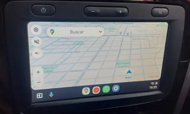 Pantalla de navegación de un coche con Google Maps. La evolución de la media nav permite ver el mapa y acceder a apps como WhatsApp.