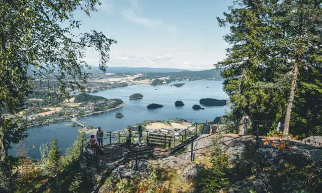 Widok z punktu widokowego w **Oslo park** na spokojną zatokę z licznymi wysepkami i miasteczkiem w oddali.