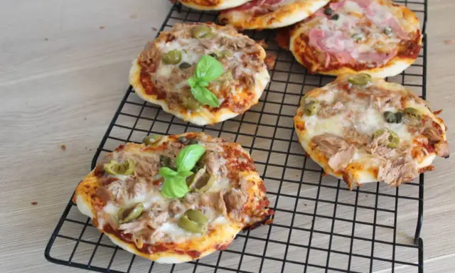 Mini pizze z tuńczykiem i oliwkami, idealne na szybką przekąskę. Ten najlepsza pizza przepis jest prosty i pyszny!