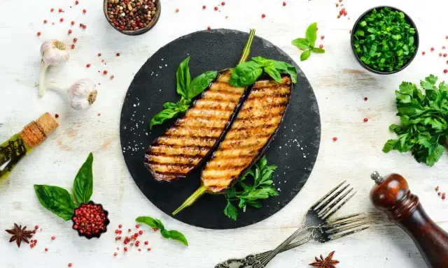 Grillowane plastry bakłażana z bazylią i pieprzem – nietypowe dania z grilla, które zachwycają prostotą i smakiem.