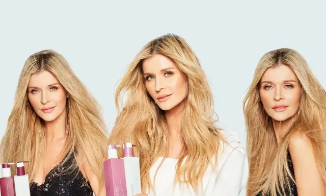 Trzy kobiety z blond włosami prezentują odżywki do włosów. Dowiedz się, jak używać odżywki do włosów dla efektu lśniących i zdrowych pasm.
