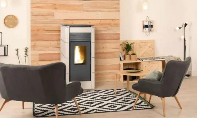 Estufa de pellet encendida manualmente, creando un ambiente acogedor en el salón.