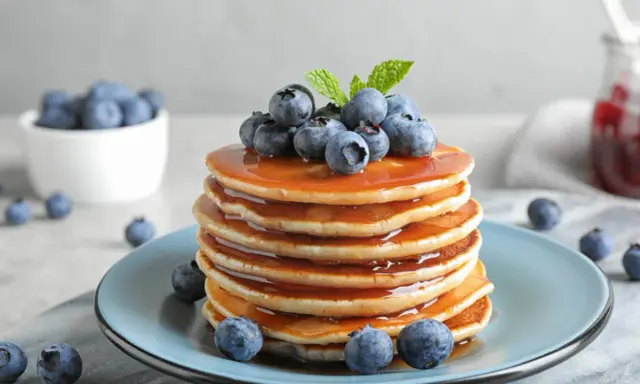 Pyszny stos naleśników z syropem i borówkami, idealny na śniadanie. Ten przepis na pancake zachwyci każdego!