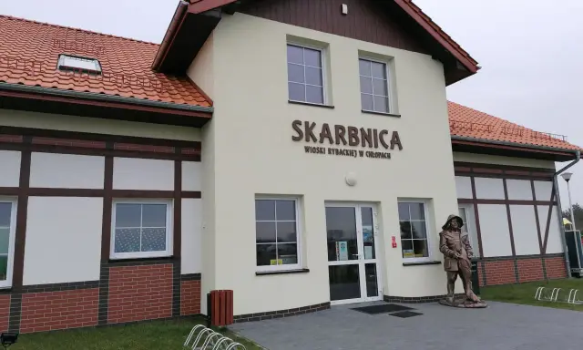 Skarbnica w Chłopach to świetne miejsce, by dowiedzieć się, co robić w Mielnie gdy pada deszcz.