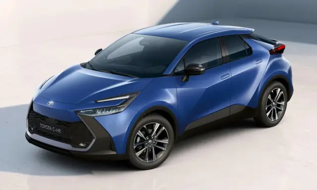 Un elegante Toyota C-HR 2026 azul eléctrico, con líneas futuristas y un diseño deportivo, listo para conquistar las calles.
