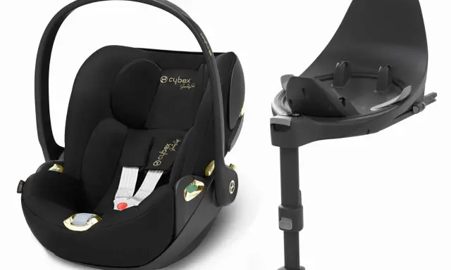 Elegancki czarny fotelik samochodowy Cybex z bazą Isofix. Złote detale dodają luksusu.