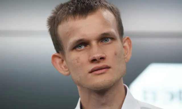 Vitalik Buterin, twórca Ethereum, z niebieskimi oczami i krótkimi włosami, w białej koszuli.