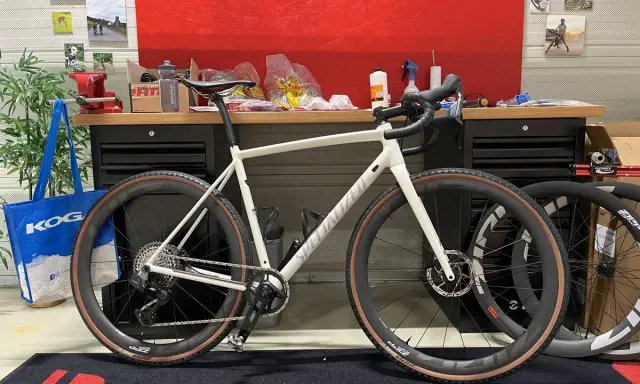 Biały rower gravelowy z napędem SRAM Rival XPLR eTap AXS gotowy do przygody.