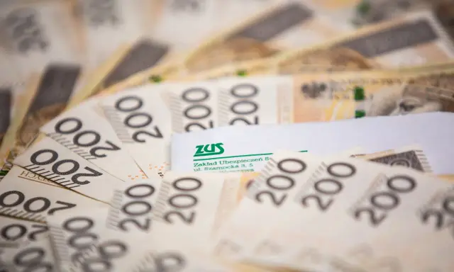 Polskie banknoty 200 zł i dokument ZUS. Ilustracja do przykładów przeliczenia emerytury kapitałowej na emeryturę powszechną.