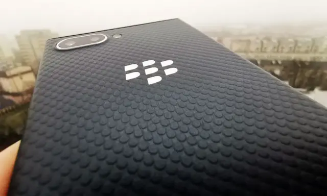 Tył najnowszego blackberry z charakterystycznym logo i teksturą.