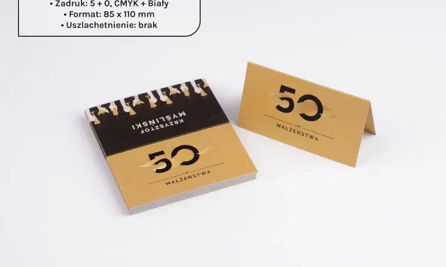 Elegancka czcionka na winietki z motywem 50 lat małżeństwa. Złote karty z czarnym nadrukiem.