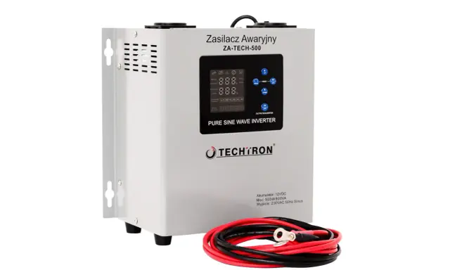 Zasilacz awaryjny TECHTRON ZA-TECH-500, model w trakcie testowania, z wyświetlaczem i przewodami.