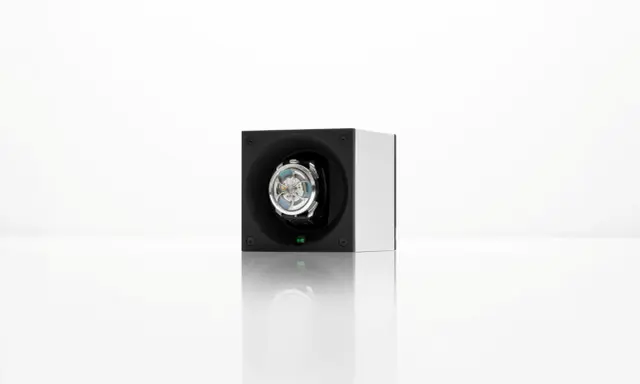 Caricatore automatico per orologi con movimento a vista. Scopri come caricare orologio automatico con questo elegante accessorio.