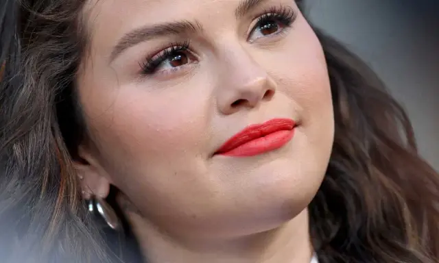 Un regard captivant avec des cils longs et volumineux, une inspiration pour savoir comment avoir de long cils. Lèvres rouge corail.