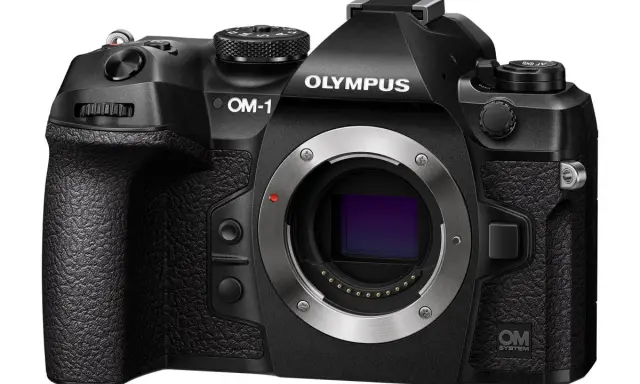 Czarny aparat OM SYSTEM OM-1 z obiektywem.