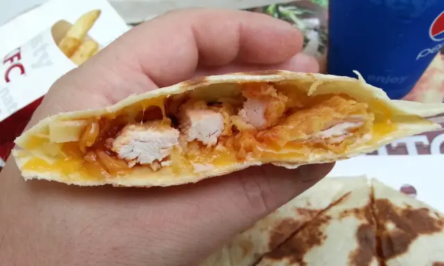 Qurrito KFC z kurczakiem i serem, idealny na szybki posiłek. Ciekawe, ile ma kcal.