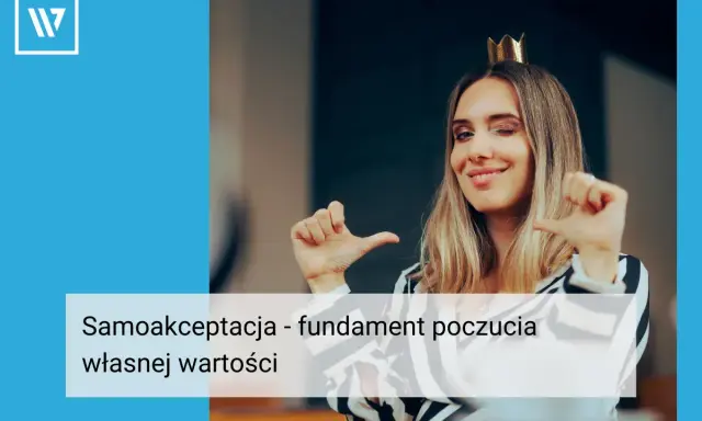 Uśmiechnięta kobieta w koronie, pewna siebie, pokazuje gestem, że jest osobą wartościową.