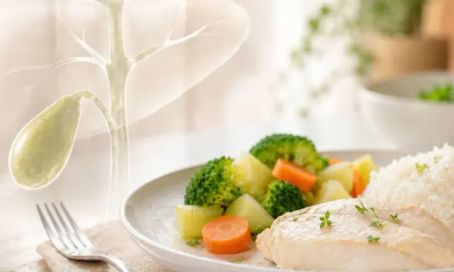 Lekki posiłek z kurczakiem, ryżem i warzywami. Idealny dla osób dbających o dietę przy woreczku żółciowym.