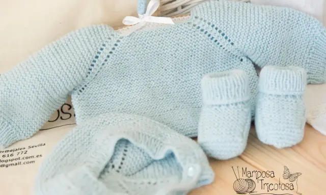 Conjunto de lana azul claro para bebé: jersey, gorrito y patucos. Perfectos patrones punto bebe para un recién nacido.