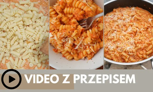 Pyszny makaron z sosem pomidorowym, posypany parmezanem. Zobacz przepis wideo!