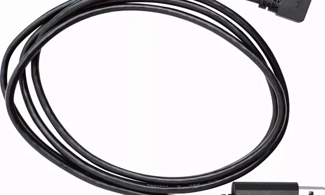 Czarny kabel AWM z wtyczką USB i kątową wtyczką Micro USB. Służy do ładowania i przesyłu danych.