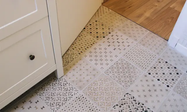 Piękne płytki patchwork łazienka aranżacje. Różnorodne wzory tworzą unikalną mozaikę na podłodze, dodając charakteru wnętrzu.
