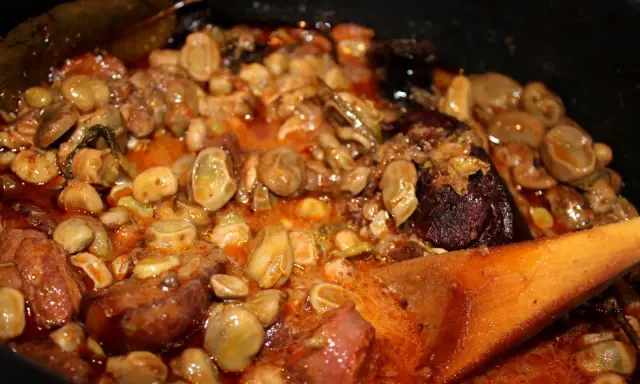 Un reconfortante plato de faves a la catalana, con habas tiernas, trozos de butifarra y un rico sofrito.