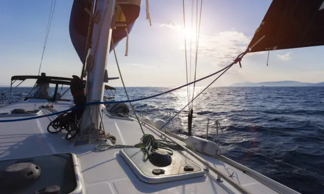 Voilier en pleine traversée atlantique, le soleil brille. Le prix d'une telle aventure est inestimable.