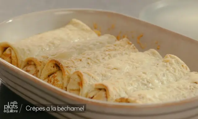 Crêpes à la béchamel gratinées, dorées et appétissantes, prêtes à être dégustées dans un plat en céramique.