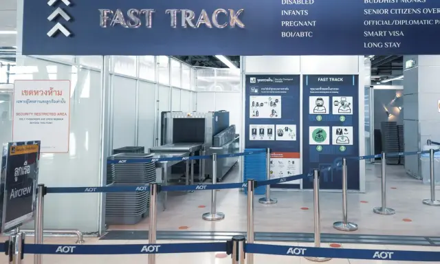 Szybsza ścieżka na lotnisku. Fast track co to? To specjalna kolejka dla pasażerów uprzywilejowanych, np. biznesowych, niepełnosprawnych, rodzin z dziećmi.