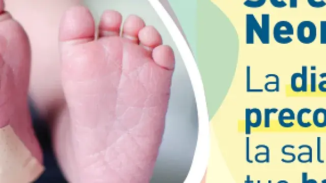 Piedini di neonato con braccialetto identificativo e cerotto, pronti per la **chiamata per secondo screening neonatale**. Diagnosi precoce per la salute del tuo bambino.