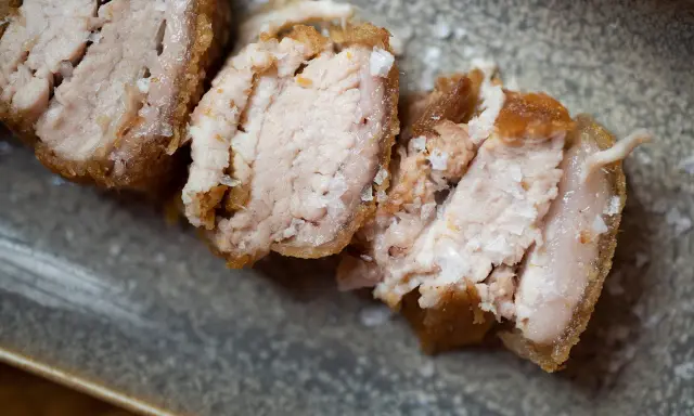 Trozos de cerdo crujiente, perfectos para acompañar una buena cerveza en la taberna y media.