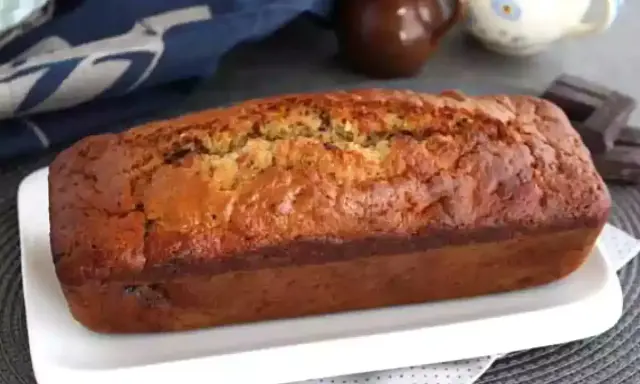 Un délicieux gâteau banane chocolat, doré et moelleux, prêt à être dégusté. Parfait pour le goûter.