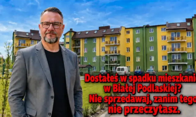 Mężczyzna w garniturze przed blokiem. Porada dotycząca sprzedaży mieszkania ze spadku przed upływem 5 lat w Białej Podlaskiej.