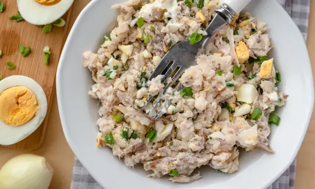 Pyszna pasta z makreli z jajkiem i szczypiorkiem, gotowa do podania.