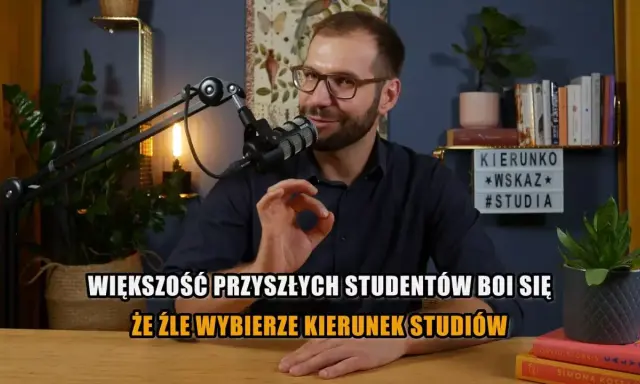 Mężczyzna z mikrofonem i okularami, który pomaga wybrać kierunek studiów. Wiele osób obawia się, na jakie studia iść.