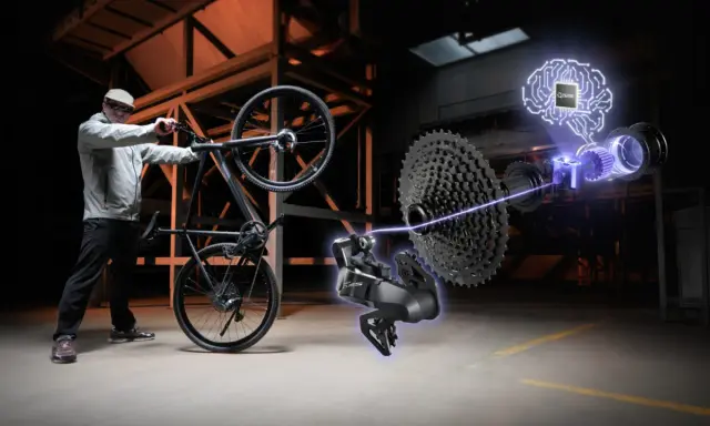 Mężczyzna z rowerem, obok którego widać zaawansowany napęd z mózgiem AI. To pokazuje, co to za firma Unibike – innowacje w rowerach.
