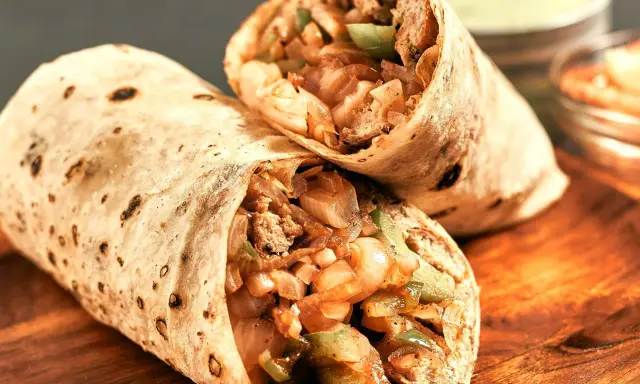 Dwa burrito z mięsem, cebulą i papryką. Idealne przyprawy do burrito to te, które podkreślą smak farszu.