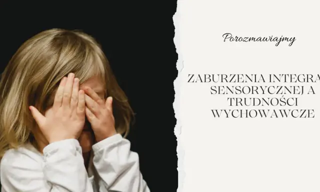 Dziecko z blond włosami zakrywa twarz dłońmi na czarnym tle.
