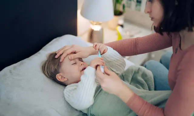 Mutter misst Fieber bei krankem Kind. Hoffnung auf Heilung, auch bei Kinder Asthma.