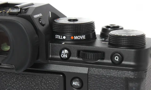 Część aparatu Fujifilm xt3 z pokrętłem wyboru trybu "STILL" i "MOVIE", przyciskiem "AF ON" i pokrętłem sterującym.