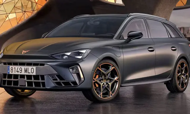 Un coche familiar oscuro con detalles deportivos, ideal para viajes largos. Estos coches cómodos combinan estilo y funcionalidad.